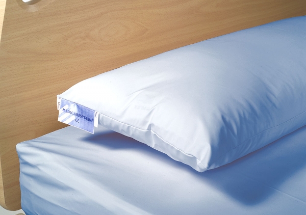 Funda reutilizable diseñada para la protección de almohadas, fabricada con tejido técnico 100% polié...